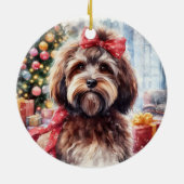 赤い弓のクリスマスを持つ愛らしい茶色のハバナ犬 セラミックオーナメント (裏面)