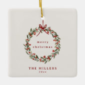 赤い弓を持つクリスマスの葉リース セラミックオーナメント (正面)