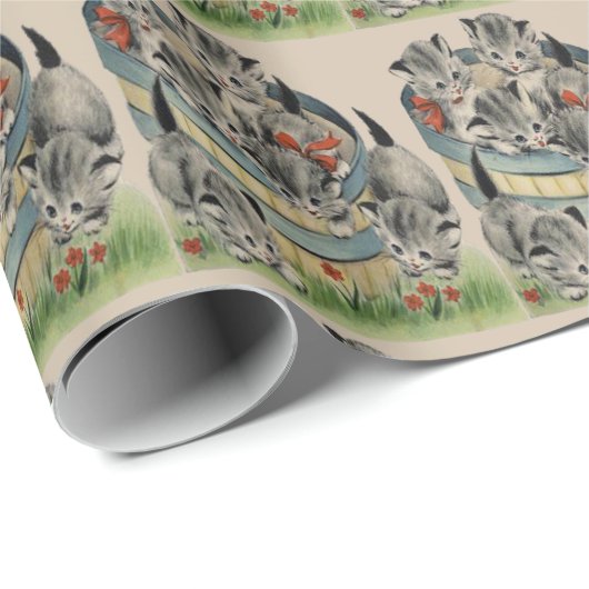 赤い弓を着たバスケット入りのかわいい虎猫子猫 ラッピングペーパー (ロールコーナー)