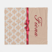 赤い弓リボンおよび白いクローバーのモノグラム フリースブランケット (正面(横))