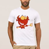 赤い悪魔がピチフォークを持ってTシャツを繕う Tシャツ (正面)
