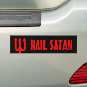赤い悪魔のフォークが付いているSatanのバンパーステッカーを呼んで下さい バンパーステッカー (車上)