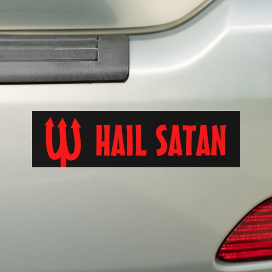 赤い悪魔のフォークが付いているSatanのバンパーステッカーを呼んで下さい バンパーステッカー (車上)