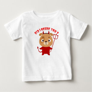 赤い悪魔の衣装を着た可愛い犬がトライデントを持つ ベビーTシャツ