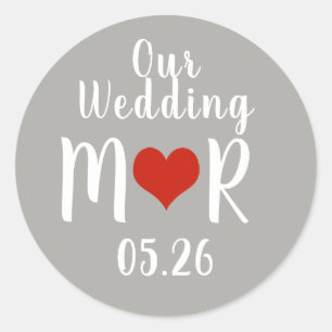 赤い愛のハートとグレー結婚のイニシャル ラウンドシール