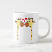 赤い愛のハートと2つのギラフェ。漫画 ジャンボコーヒーマグカップ (右)