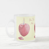 赤い愛のハート型の燃えるキャンドルアート フロストグラスマグカップ (左)