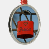 赤い愛のロックとフェンス上のハート、"永遠" メタルオーナメント (右)