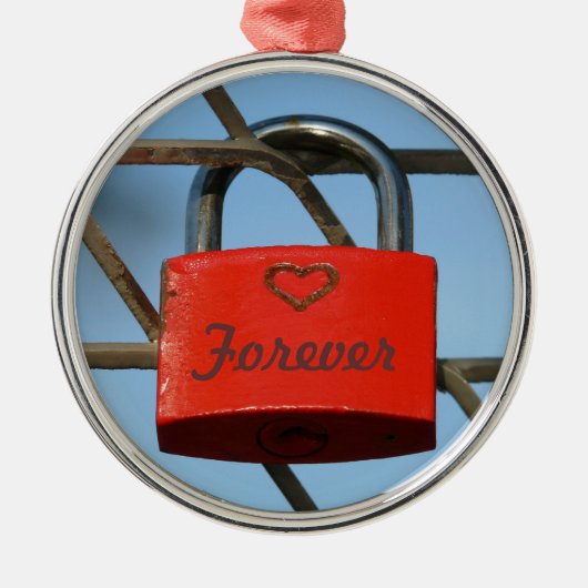 赤い愛のロックとフェンス上のハート、"永遠" メタルオーナメント (正面)