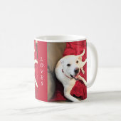 赤い愛を笑顔でかわいい白い子犬の写真 コーヒーマグカップ (正面右)