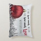 赤い感動的装飾のクリスマス引用文 アクセントクッション (正面(垂直))