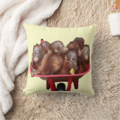 赤い手押し車のオランウータンのベビー クッション (ブランケット)