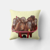 赤い手押し車のオランウータンのベビー クッション (裏面)
