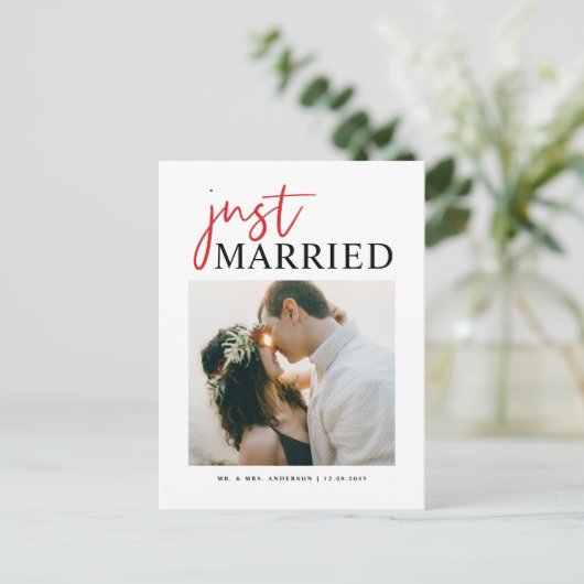 赤い手書きタイポグラフィたった今結婚しました写真 案内ポストカード (スタンド正面)