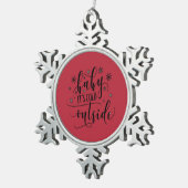 赤い手書き体で"Baby It's Cold Outside" スノーフレークピューターオーナメント (右)