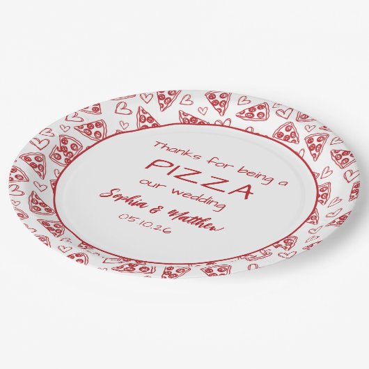 赤い手結婚で引いたパーティーの後のイタリアンピザ ペーパープレート (アングル)