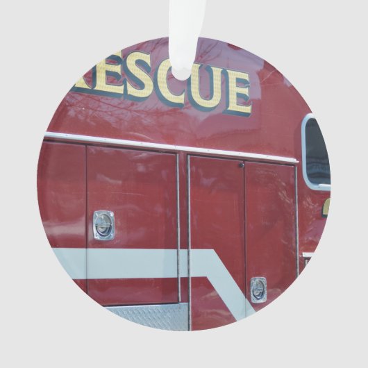 赤い救急車のクローズアップ オーナメント (正面)
