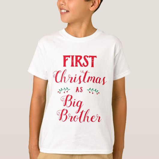 赤い文字にマッチするクリスマスの第1の兄の家族 Tシャツ (正面)