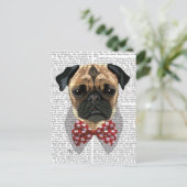 赤い斑点のあるボウタイ付きパグ ポストカード (スタンド正面)
