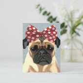 赤い斑点状の弓を頭2に付けたパグ ポストカード (スタンド正面)