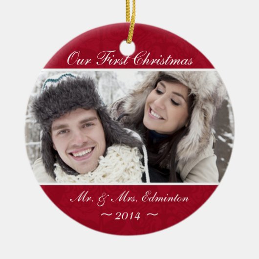 赤い新婚者の初めてのクリスマスのオーナメント セラミックオーナメント (正面)