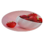 赤い新鮮なイチゴがピンク色で撮影 カッティングボード (角)