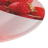 赤い新鮮なイチゴがピンク色で撮影 カッティングボード (角)