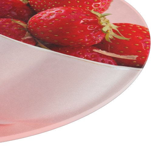 赤い新鮮なイチゴがピンク色で撮影 カッティングボード (角)