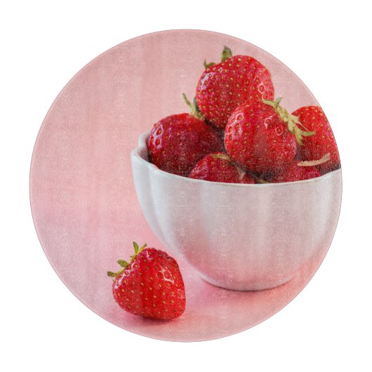 赤い新鮮なイチゴがピンク色で撮影 カッティングボード (正面)