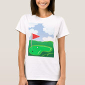 赤い旗とゴルフボールのあるゴルフグリーン Tシャツ (正面)