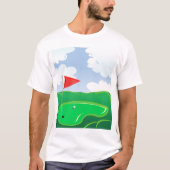 赤い旗とゴルフボールのあるゴルフグリーン Tシャツ (正面)