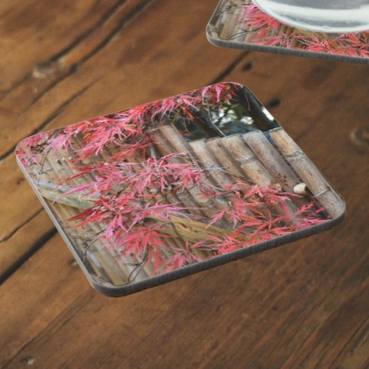 赤い日本のもじ葉と竹のフェンス コースター