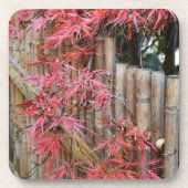 赤い日本のもじ葉と竹のフェンス コースター (正面)
