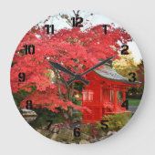 赤い日本の楓と庭の神社 ラージ壁時計 (正面)