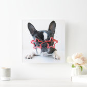 赤い星ガラスを持つフレンチ・ブルドッグ スクエア壁時計 (ホーム)