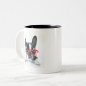 赤い星ガラスを持つフレンチ・ブルドッグ ツートーンマグカップ (正面左)