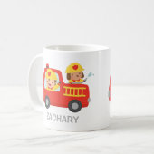 赤い普通消防車のかわいい消防士男の子そして犬 コーヒーマグカップ (正面左)