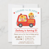 赤い普通消防車、かわいい犬および男の子の誕生会 招待状 (正面)