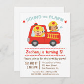 赤い普通消防車、かわいい犬および男の子の誕生会 招待状 (正面/裏面)