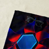 赤い曲線が重なり合う青い六角形 ビーチタオル (インサイチュ)