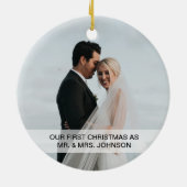 赤い最初のクリスマス 結婚して楽しい写真 セラミックオーナメント (裏面)