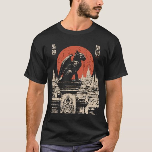 赤い月のあるガーゴイルの守護者ゴシック市街地r tシャツ (正面)
