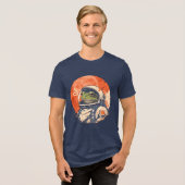 赤い月を背景にしたレトロ宇宙カエル トライブレンドTシャツ (正面全面)