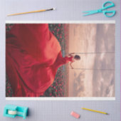 赤い服を着た女性がバラ 薄葉紙 (クラフト)