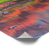 赤い木々の中の平和威厳のあるな池 ポスター (角)