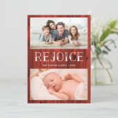 赤い木に喜べ | 素朴なマルチフォトクリスマス シーズンカード (スタンド正面)