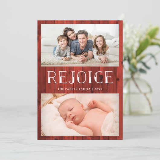 赤い木に喜べ | 素朴なマルチフォトクリスマス シーズンカード (スタンド正面)