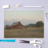 赤い木造の納屋が屋根を我々に傾けている 薄葉紙 (クラフト)