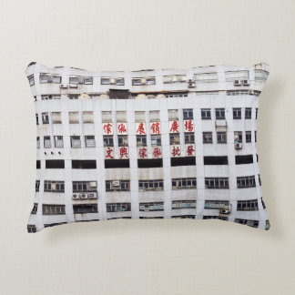 赤い東洋文字の建物を持つ灰色の多層階  アクセントクッション