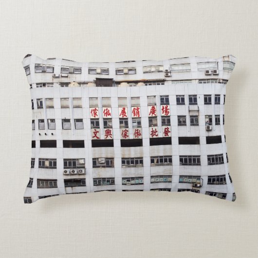 赤い東洋文字の建物を持つ灰色の多層階  アクセントクッション (正面)
